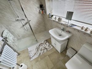 Shower room- click for photo gallery